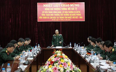 Thượng tướng Đỗ Bá Tỵ phát biểu động viên và chỉ đạo Trung tâm nhiệt đới Việt-Nga